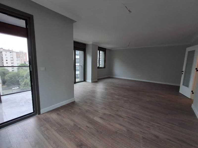 ERENKÖYDE 107 M2 NET 3+1 SIFIR E.BANYOLU BALKONLU